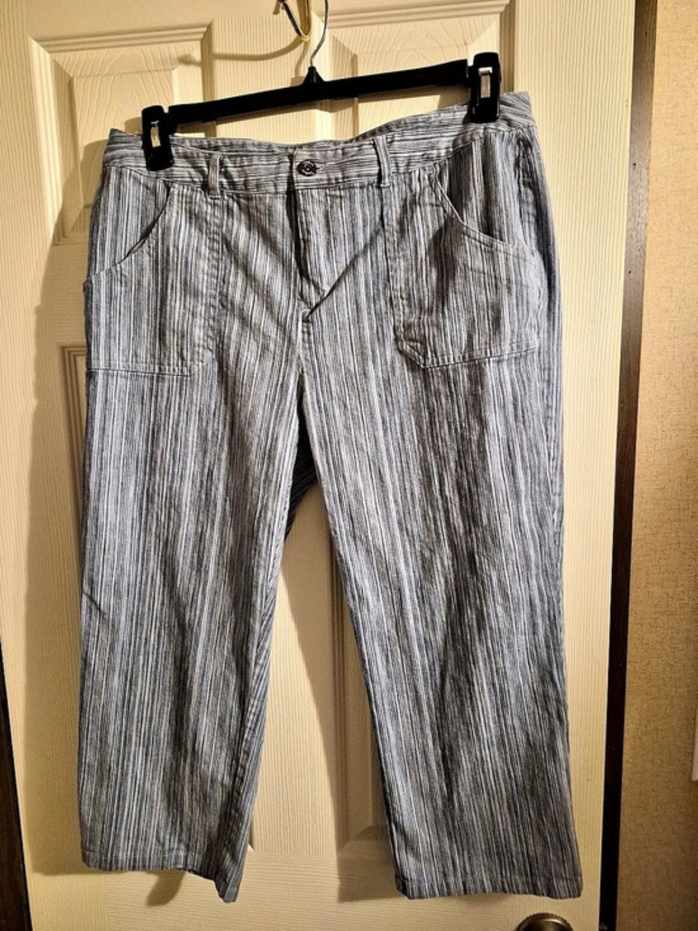 Liz Claiborne Striped Cotton Capris in Gray & White Size 14